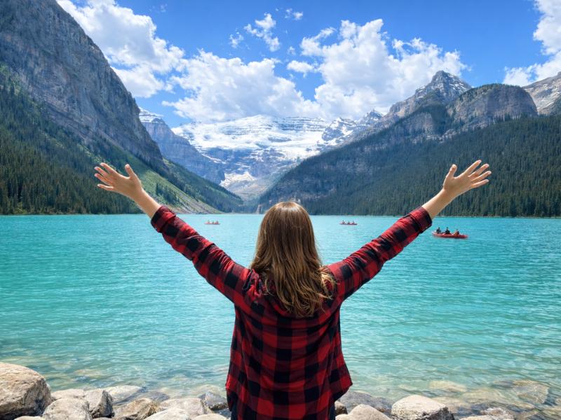 8 Iconic Stops, 12 Comfy Seats – First-Class Banff Sightseeing Tour